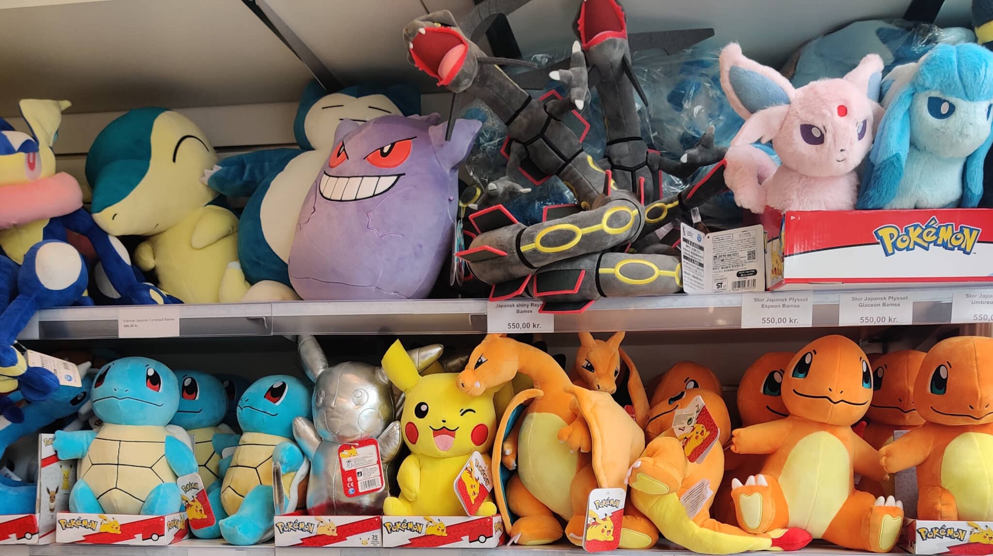 Hylder fyldt med Pokémon bamser hos Pocket Monster
