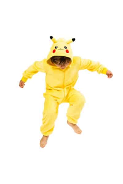 Pikachu onesie på barn i bevægelse